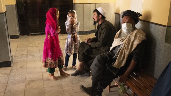 Es heißt, das Krankenhaus versorgt 100.000 Menschen in der Provinz. Es heißt, das Krankenhaus versorgt 100.000 Menschen in der Provinz.