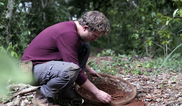 Jan (Max Hubacher) nimmt Proben auf dem Plantagengelände. Foto: SWR/Diwafilm