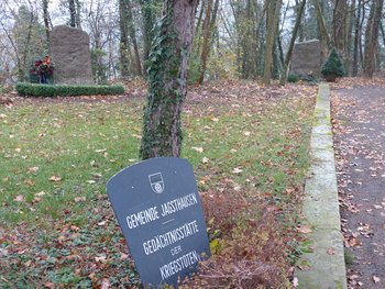 Vorher: Wiese mit SS-Gedenksteinen im Hintergrund. Foto: Ralf Garmatter 