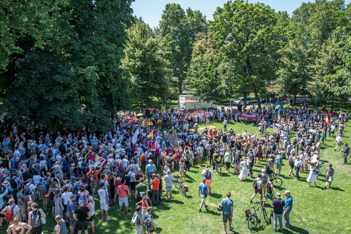 Die Demo lauscht dem Chor der Stuttgarter Staatsoper (hinten Mitte). Die Demo lauscht dem Chor der Stuttgarter Staatsoper (hinten Mitte).