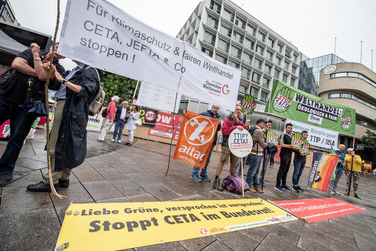 "Versprochen ist versprochen": Kundgebung vor der Landesgeschäftsstelle der Grünen am 11. Juli. Foto: Jens Volle