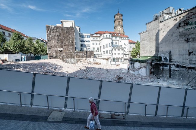 "Manchmal gibt es keine Möglichkeit einzugreifen" – dann wird abgerissen, wie hier an der Königstraße, wo bis vor Kurzem die Sportarena stand. "Manchmal gibt es keine Möglichkeit einzugreifen" – dann wird abgerissen, wie hier an der Königstraße, wo bis vor Kurzem die Sportarena stand.