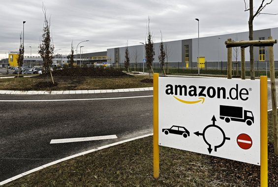 Amazon-Auslieferungslager in Pforzheim. Ob der Versand-Gigant auch in Trossingen einen eigenen Kreisel bekommt? Foto: Joachim E. Röttgers