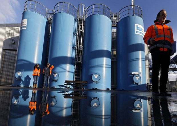 Vorne Pressesprecher David Bösinger, hinten Grundwassermanager und ganz arg große Behälter.