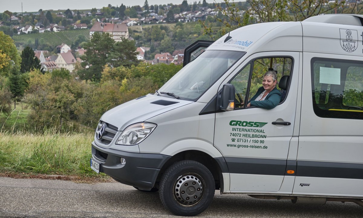 Jeden Dienstag und Donnerstag fährt Silvia Ratzlow mit dem Bürgerbus durch Talheim. Ihre Fahrgäste kennt sie alle.