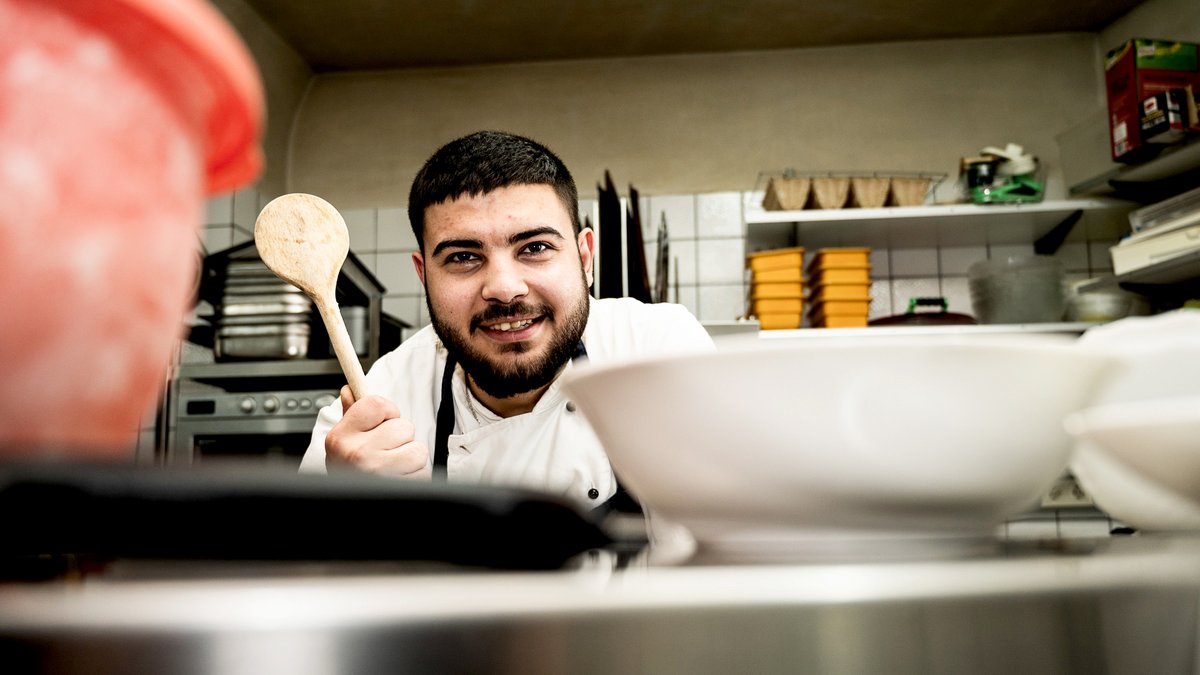 Azubi Hussain Salan darf nicht mehr arbeiten. Deshalb kocht er ehrenamtlich im Refugio in Hechingen. Fotos: Wolfgang Schmidt