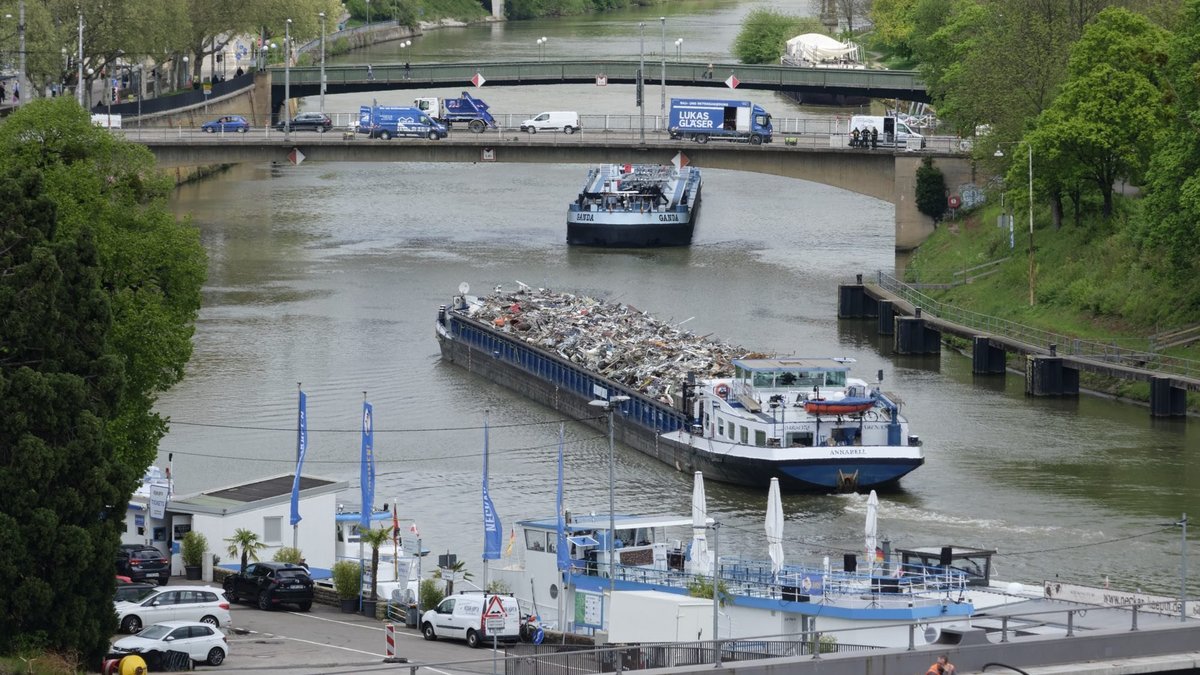 Schiff um Schiff: Unser Autor zählt und tippt. Am Ende will er sein Laptop zertrümmern, den Schrott auf den Kahn werfen und ihm hinterherspringen. Fotos: Joachim E. Röttgers