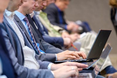 ... die Kollegenschaft als Korrektiv. Fotos: Joachim E. Röttgers