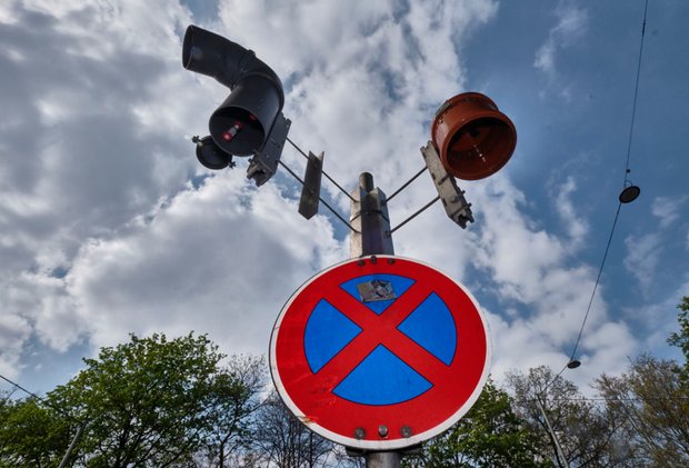 Hängen nur noch nutzlos rum: Außenposten der gemeuchelten Messstelle.