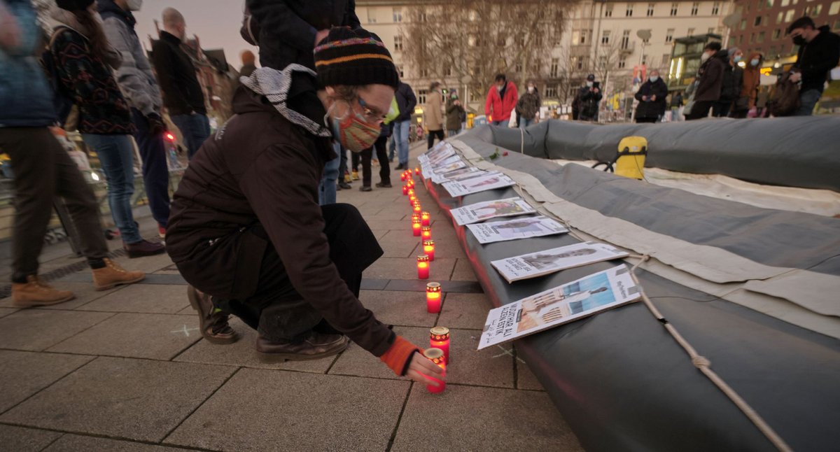 AktivistInnen zünden am Marienplatz Kerzen an für Menschen, die ertrunken und an der Festung Europa gescheitert sind. Fotos: Joachim E. Röttgers