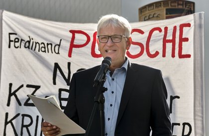 Auch das ist Autogipfel: Jürgen Resch vor den Toren der Porsche AG. Foto: Joachim E. Röttgers