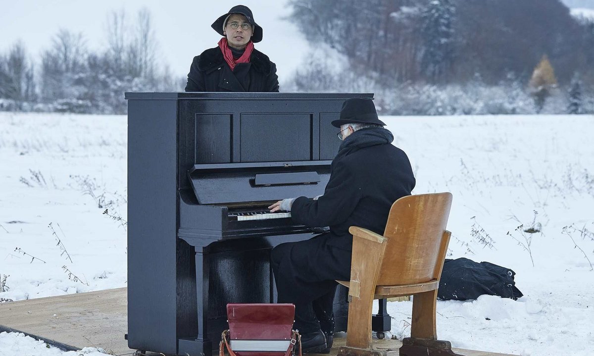 Melchinger Winterreise. Trifft man selten auf der Alb: ein Klavier. Foto: Richard Becker