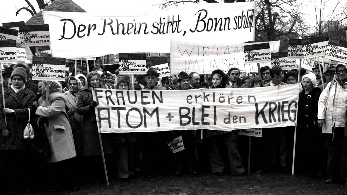 November 1974: Demo gegen das AKW Wyhl und das Bleiwerk Marckolsheim. Mehr Fotos mit Klick auf den Pfeil. 