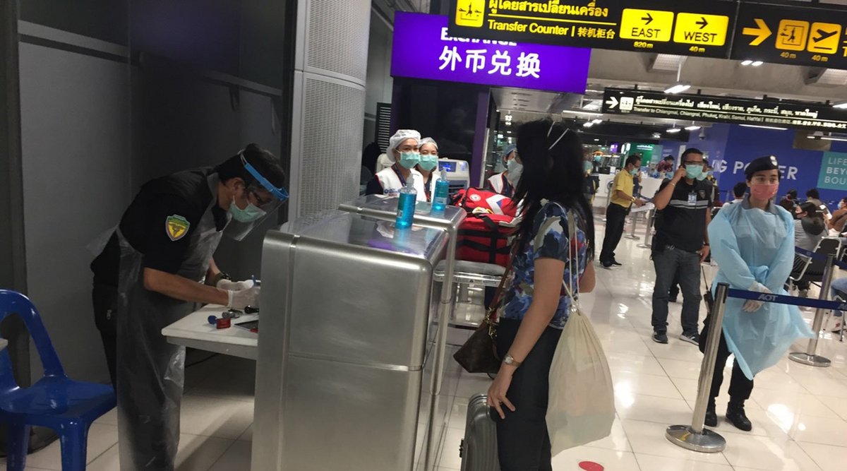 Bangkoks Flughafen Suvarnabhumi, die Offiziellen alle in Schutzkleidung. Fotos: Willi Germund