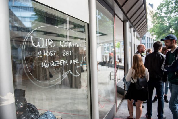 Vor allem StudentInnen kamen häufig auch nach drinnen und informierten sich über das Projekt.