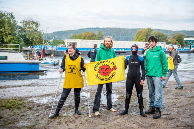Schubschiff "Edda" schiebt "Lastdrager 40" an DemonstrantInnen vorbei.
