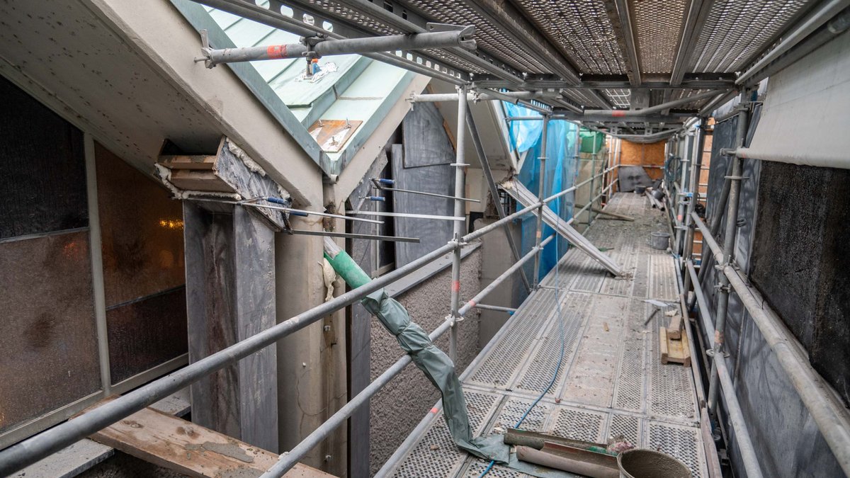 Inzwischen wird das Regenwasser notdürftig aufs Gerüst abgeleitet.