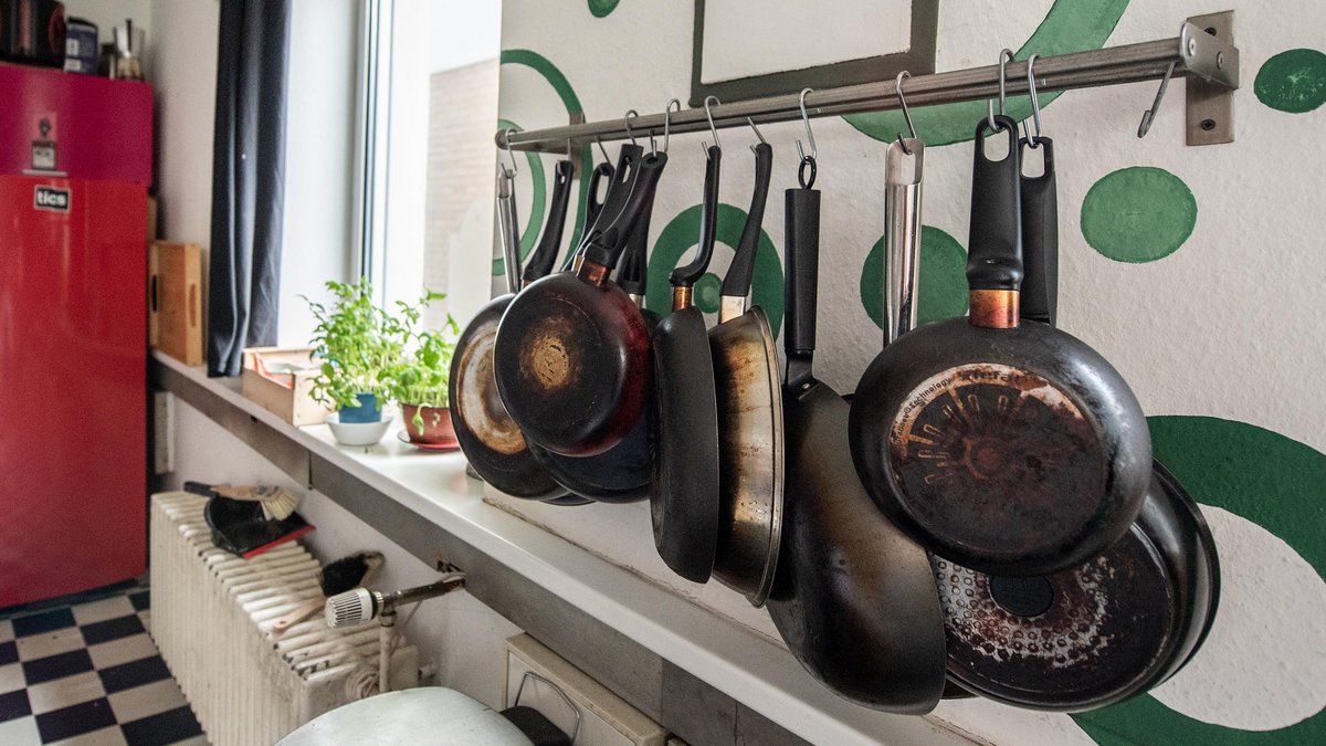 Die Ewigkeitschemikalien PFAS stecken in wasserabweisender Kleidung, in Löschschaum, Skiwachs, auch in der Beschichtung von Bratpfannen. Fotos: Jens Volle