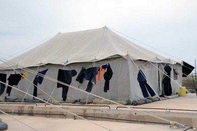 Flüchtlingslager auf Malta. Guy Wouete, "Next Week", 2010, © Wouete