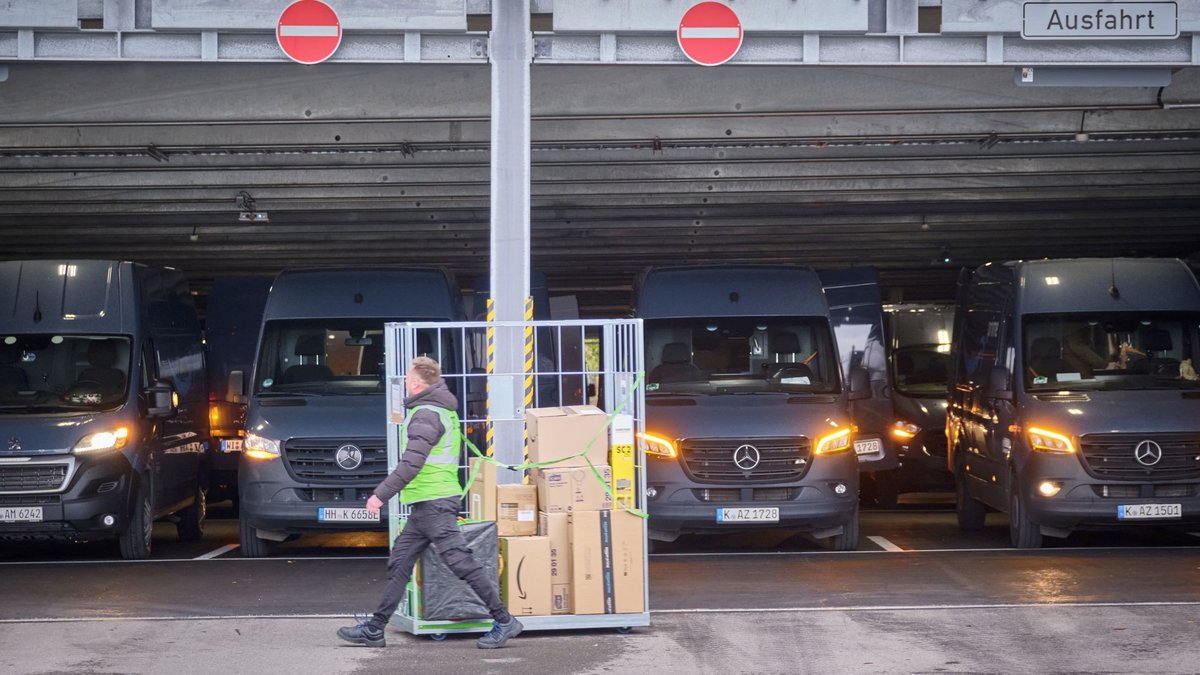 Fertig fürs Ausfahren: Fuhrpark des Amazon-Verteilzentrums Sindelfingen. Foto: Joachim E. Röttgers