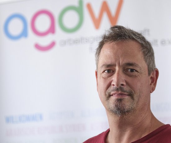 Flüchtlingshelfer Denis Bieler sieht Parallelen zwischen heute und den Baseballschlägerjahren. Foto: Joachim E. Röttgers