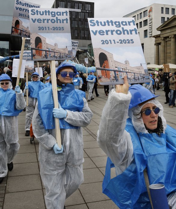Zur S-21-Demo am 19. Februar 2011 brachten sie Rohre aus Kunststoff mit.