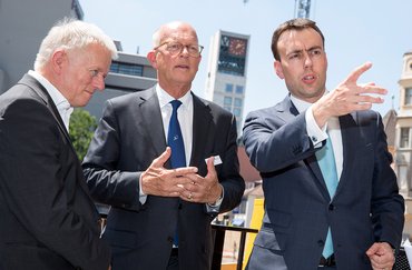 Alle Türen standen ihm offen: Willem van Agtmael 2015 mit Fritz Kuhn und Nils Schmid. Foto: Lichtgut/Leif Piechowski