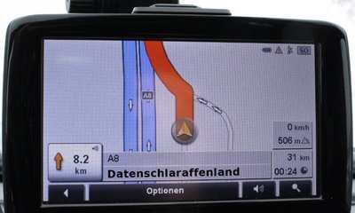 Schalraffenland für wen? Foto: Usien/Wikimedia, Montage: Kontext