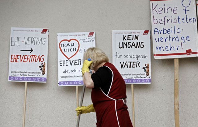 Die Letzte macht das Licht aus. Am Ende des Weltfrauentags bei Verdi Stuttgart im Jahr 2012. Foto: Joachim E. Röttgers