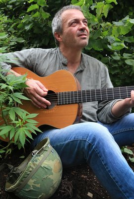 Liedermacher zwischen Hanf und Klampfe.