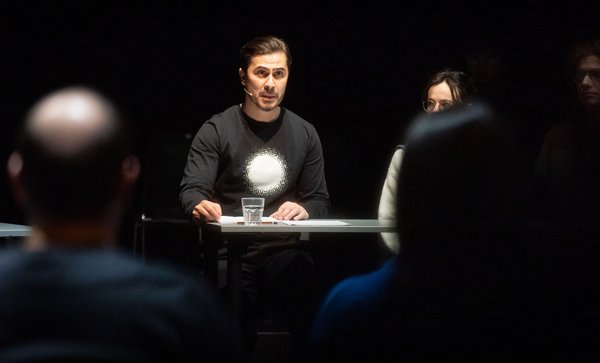 Irfan Kars leitet als Erzähler durch die Mordnacht und durch die Ermittlungen.