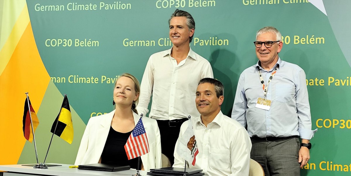 Baden-Württembergs Umweltministerin Thekla Walker (Grüne) und ihr kalifornischer Amtskollege Wade Crawfoot (sitzend), dahinter Kaliforniens Gouverneur Gavin Newsom (links) und Jochen Flasbarth, Staatssekretär im Bundesumweltministerium, im deutschen Pavillon auf der COP 30. Foto: Umweltministerium BW