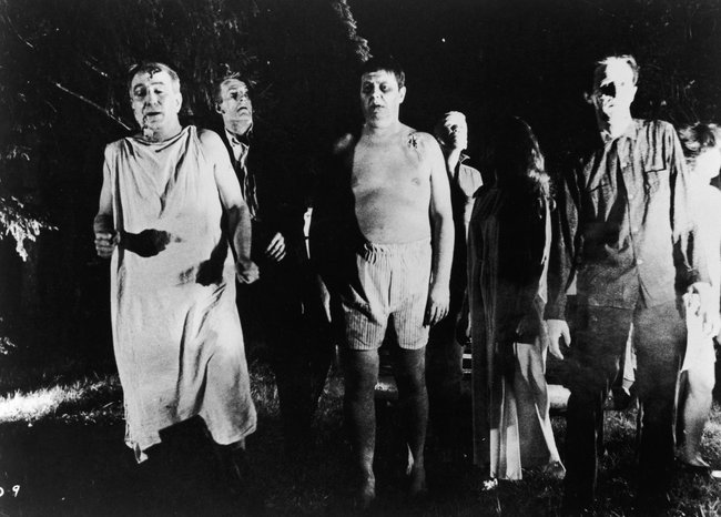 Zombies im Film "Night of the Living Dead", 1968. Foto: Direction and cinematography both by George A. Romero, Screenshot: <a rel="nofollow" class="external text" href="http://img.timeinc.net/ew/dynamic/imgs/051027/125353__night_l.jpg">timeinc.net</a> Zombies im Film "Night of the Living Dead", 1968. Foto: Direction and cinematography both by George A. Romero, Screenshot: <a rel="nofollow" class="external text" href="http://img.timeinc.net/ew/dynamic/imgs/051027/125353__night_l.jpg">timeinc.net</a>, Gemeinfrei, <a href="https://commons.wikimedia.org/w/index.php?curid=948189">Link</a>