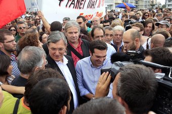 Riexinger mit Alexis Tsipras bei einer Demo in Athen im Oktober 2012. Foto: dpa