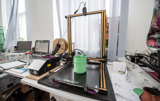 Fürs Vertical Gardening herbeigezaubert: kompostierbare Blumentöpfe aus dem Drucker. Foto: Jens Volle