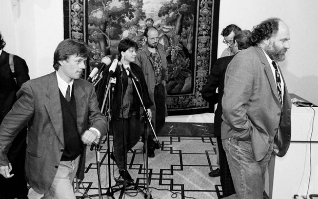 1992 zu Gesprächen bereit: Die Grünen Fritz Kuhn (links) und Rezzo Schlauch verlassen nach den Sondierungsgesprächen mit der CDU das Staatsministerium.