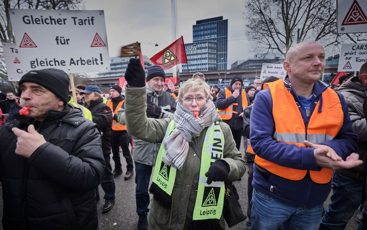 Beschäftigte der Daimler-Tochter Cars aus Leipzig demonstrieren Anfang 2019 in Untertürkheim für gleichen Lohn in Ost und West. Foto: Joachim E. Röttgers