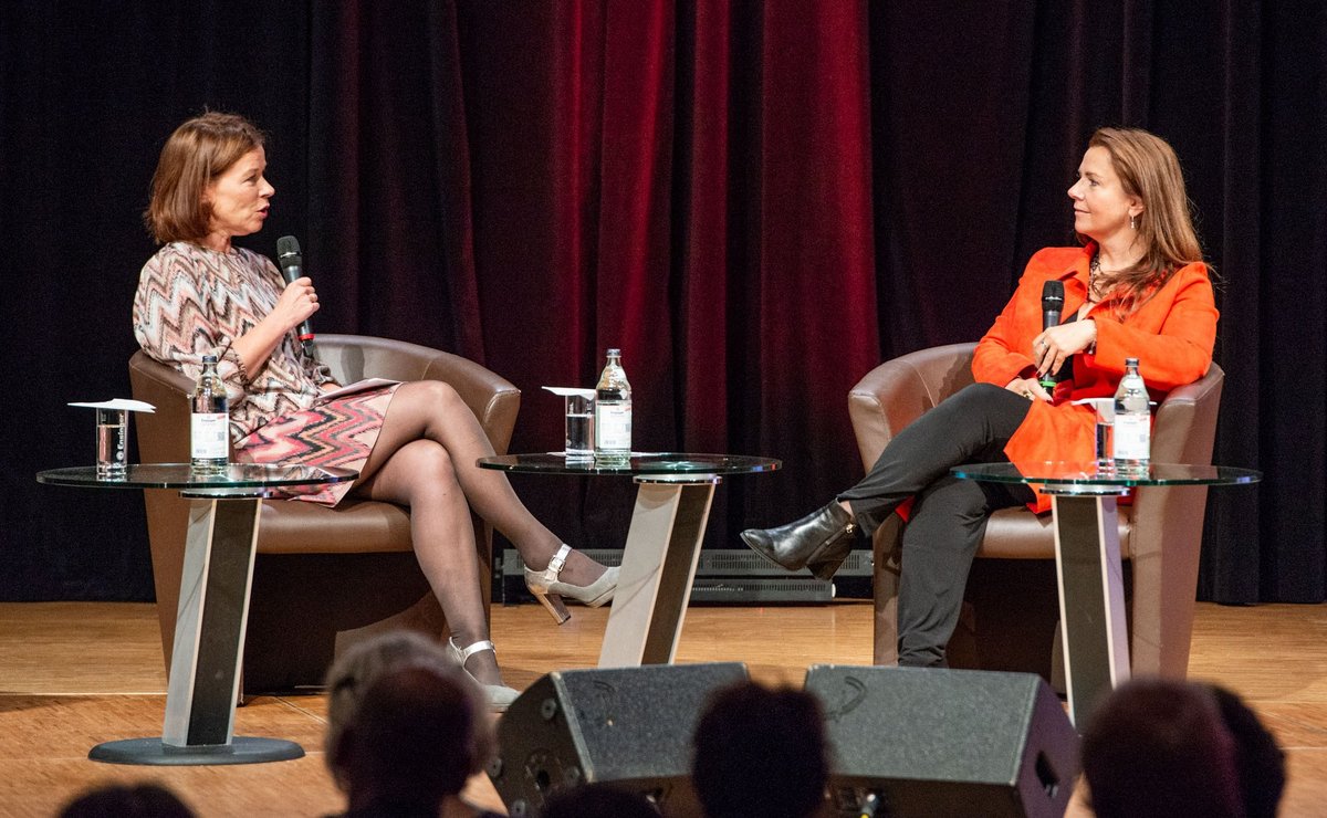 Autorin Birgit Kelle (rechts) mit Cornelia Kaminski von AlfA. Kelle wollte mal links sitzen, weil sie sonst "ja immer in die andere Ecke gestellt wird", hat dabei die Perspektive Außenstehender anscheinend nicht bedacht.