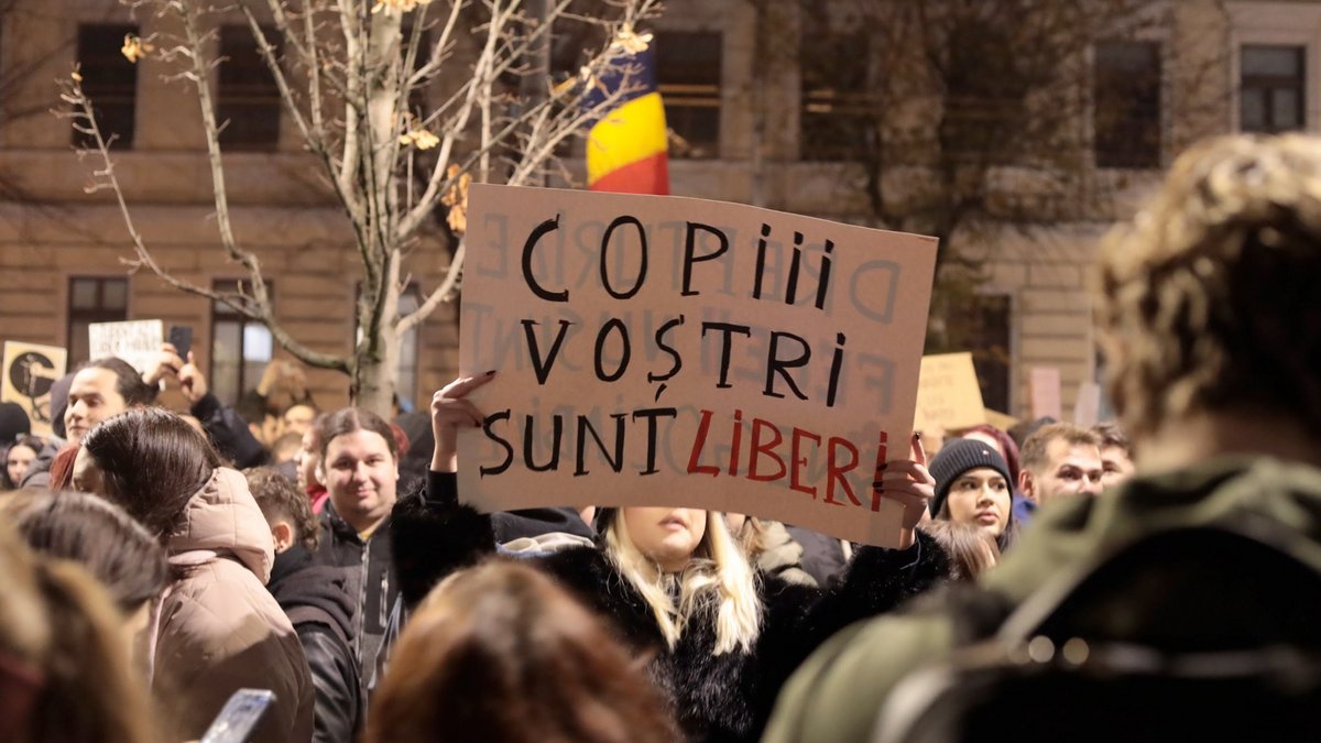 "Eure Kinder sind frei!" – junge Menschen protestieren in Rumänien. Foto: Teodor Preluca