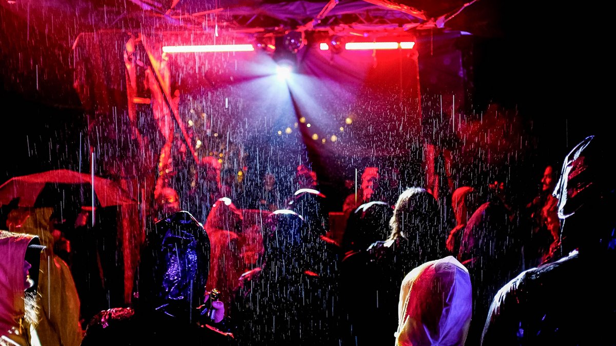 Politik und Party, auch bei Regen. Foto: AMS