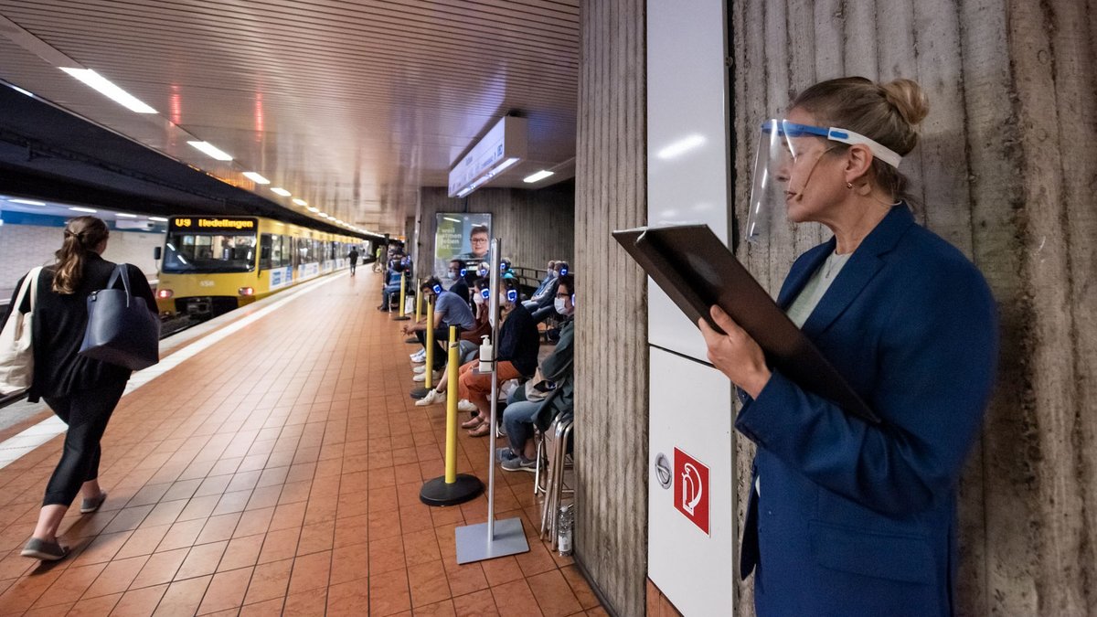 Endlich und mehrfach wird in Stuttgart an Fred Uhlman erinnert – hier vom Theater Lokstoff am U-Bahn-Halt Rathaus. Foto: Jens Volle