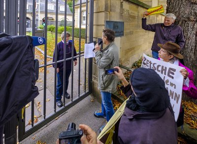 Appell-Übergabe durch die Gitterstäbe.