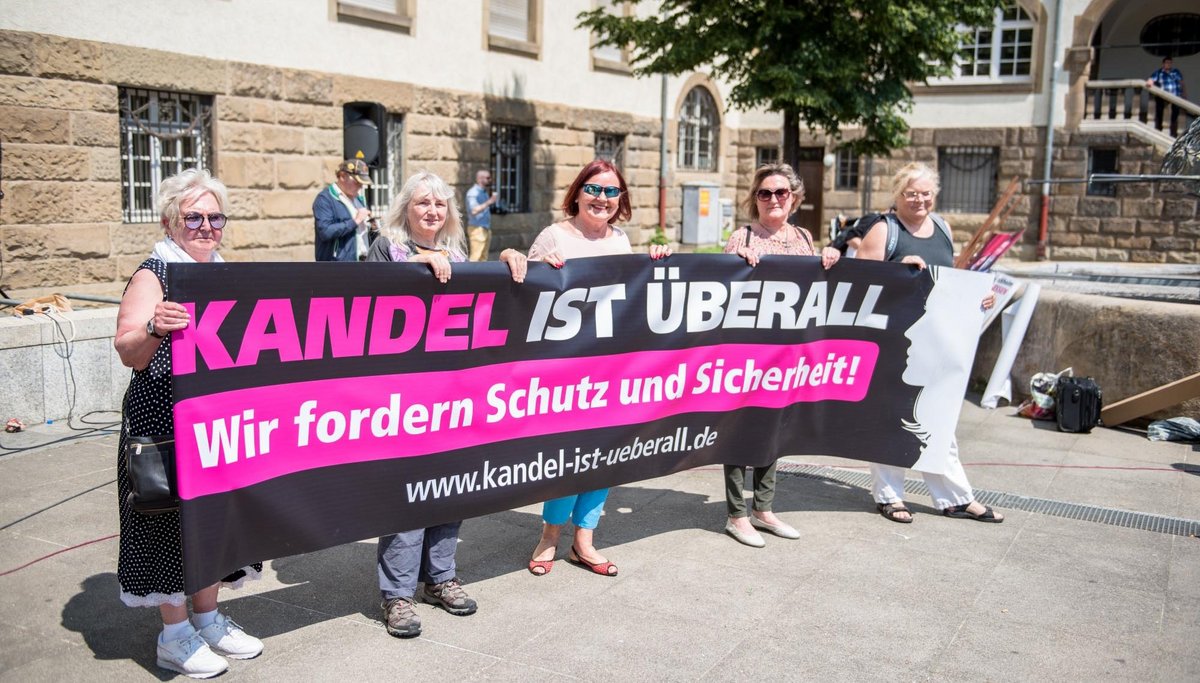 Auf einer Demo der "Junge Alternative" gegen den Neubau einer Moschee in Stuttgart-Feuerbach, Mai 2018. Foto: Jens Volle