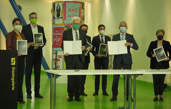 Frauen und Männer bei der Unterzeichnung des Koalitionsvertrags. Von links: Sandra Detzer,  Andreas Schwarz, Winfried Kretschmann (alle Grüne), Wolfgang Reinhart, Manuel Hagel, Thomas Strobl und Nicole Razavi.