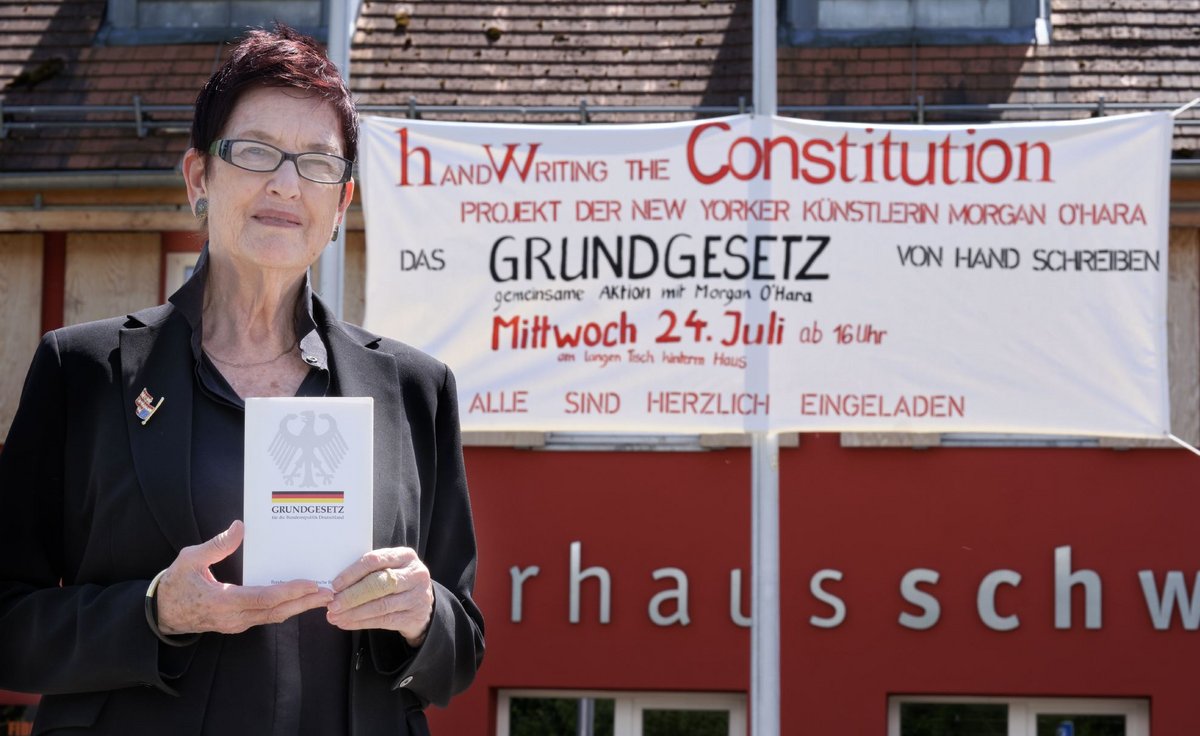 "Am langen Tisch hinterm Haus" tritt O'Haras Politkunst in Aktion. Fotos: Joachim E. Röttgers