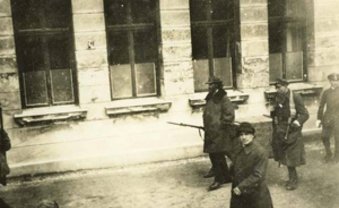 Gustav Landauer auf dem Weg zum Gefängnis Stadelheim, wo er am 2. Mai ermordet wurde (Hinter Landauer geht ein Wachmann, sodass er ein Gewehr mit Bajonett zu tragen scheint), Internationales Institut für Sozialgeschichte, Amsterdam 