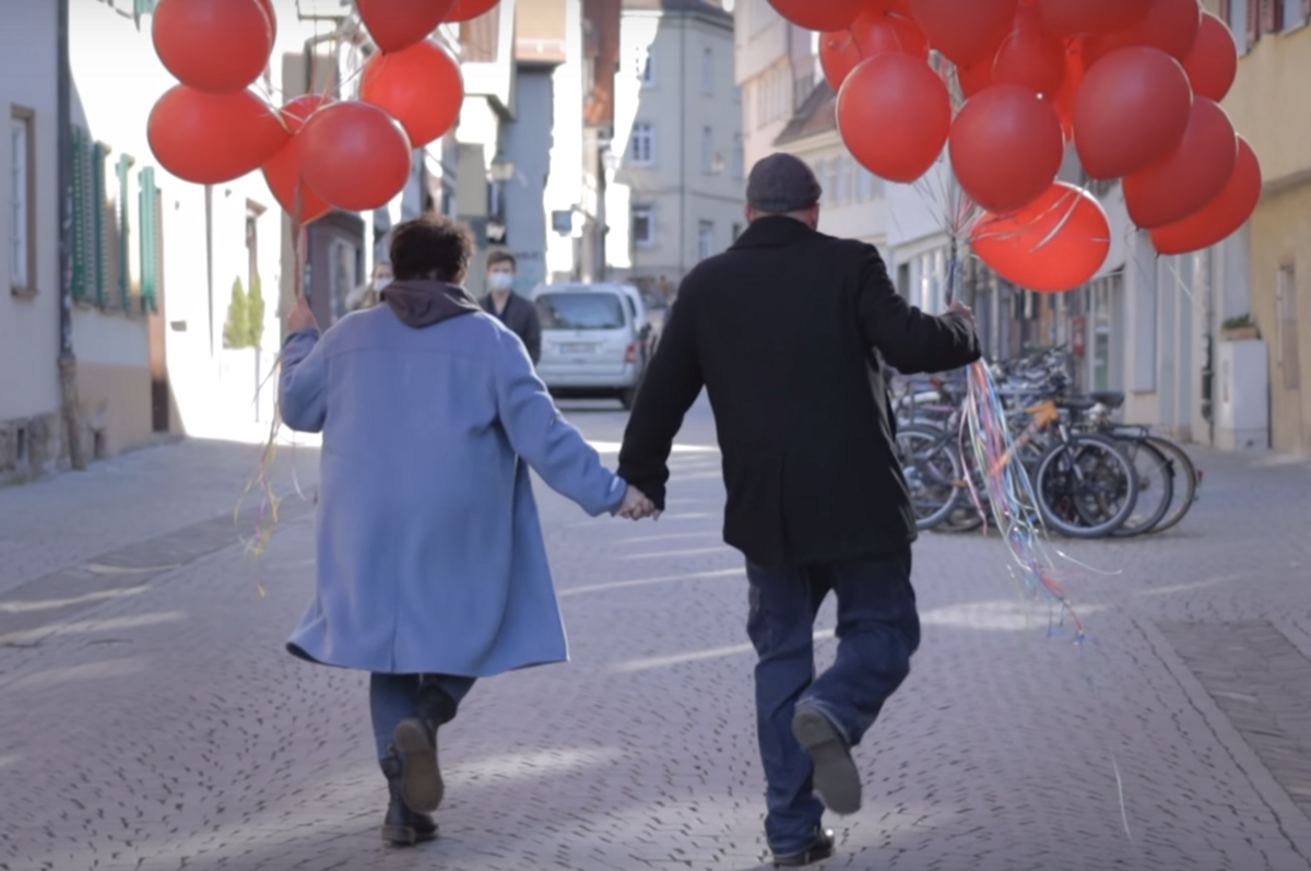 Lebensfreude in Tübingen: Wenn rote Luftballons gen Himmel steigen, dann ist die Pandemie besiegt. Screenshot: Youtube