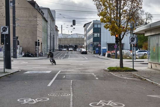 Hier steht das Parkhaus der Fahrradstraße im Weg. 