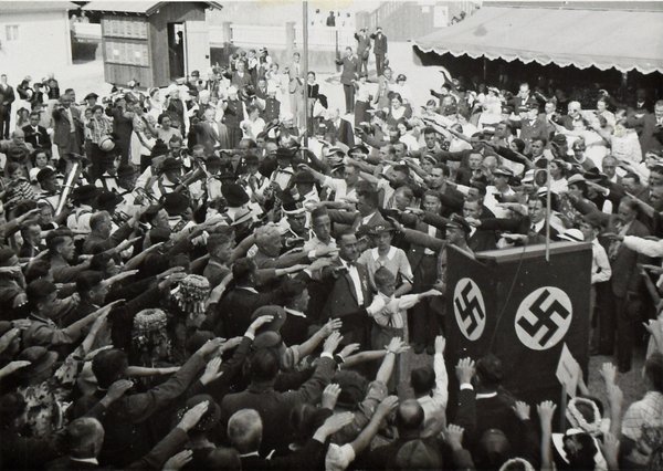 Viele zum Hitlergruß gereckte Arme: Waldkircher nach einer Rede von Bürgermeister Kellmayer am 30. August 1936. Foto: Stadtarchiv Waldkirch