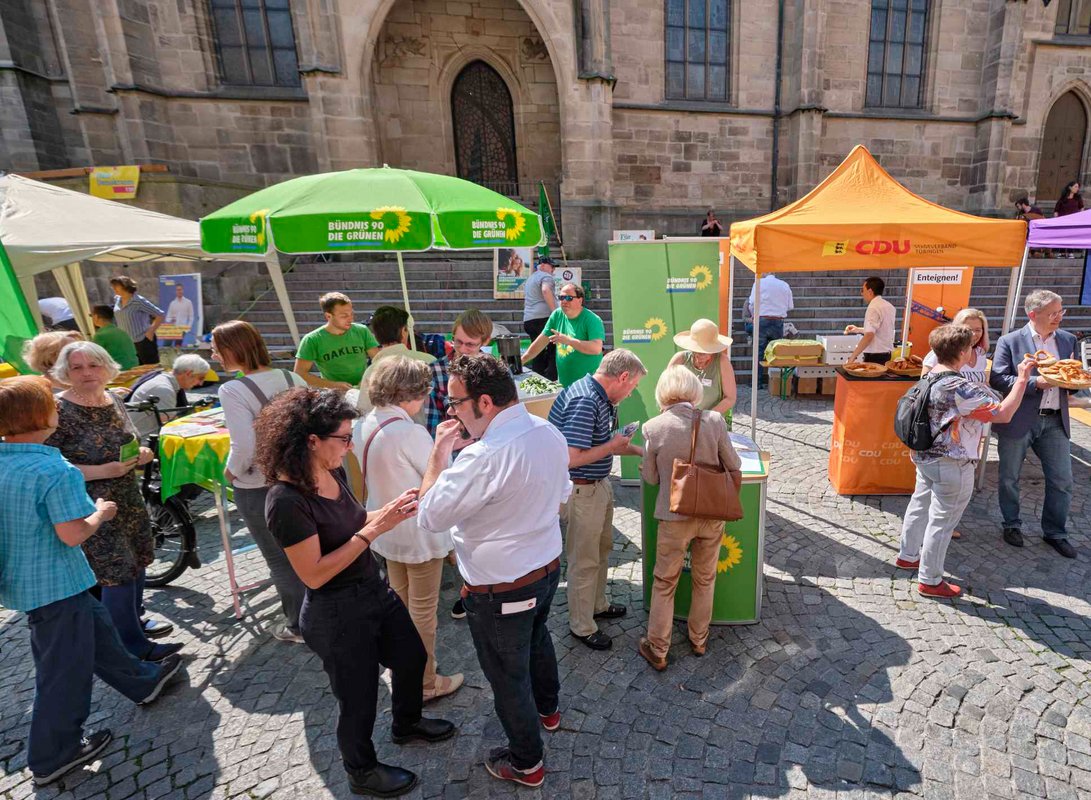 Großer Andrang bei den Grünen. Der CDU-Stand interessiert auch ein paar Leute. Symbolbild: Joachim E. Röttgers